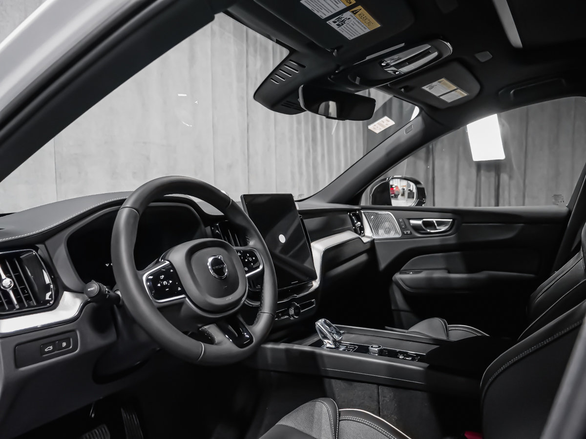 2026 Volvo XC60 Plug-in hybrid Ultra Black Edition-10