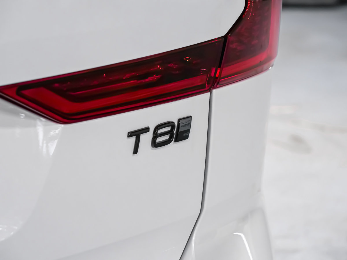 2026 Volvo XC60 Plug-in hybrid Ultra Black Edition-8