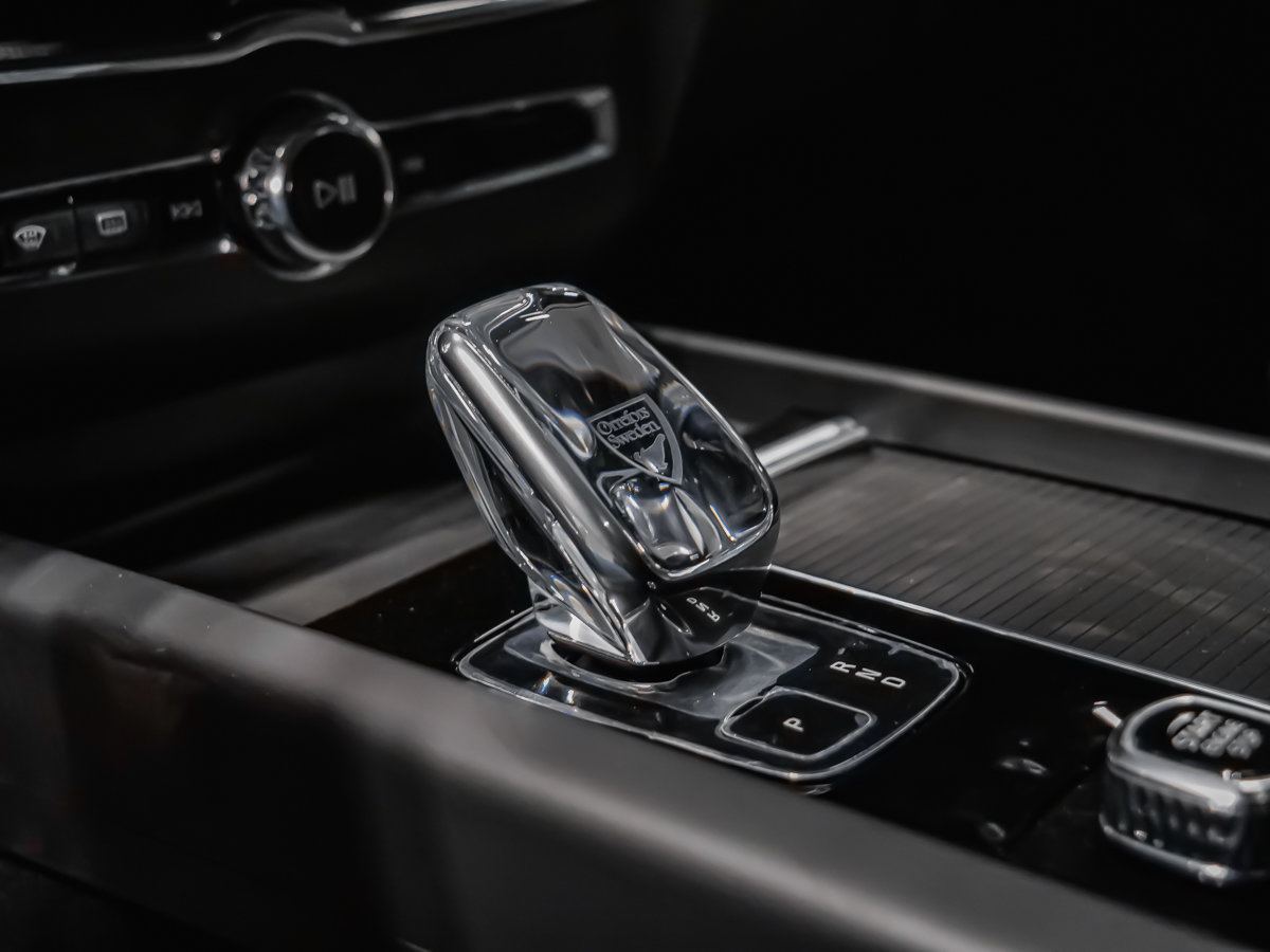 2026 Volvo XC60 Plug-in hybrid Ultra Black Edition-16