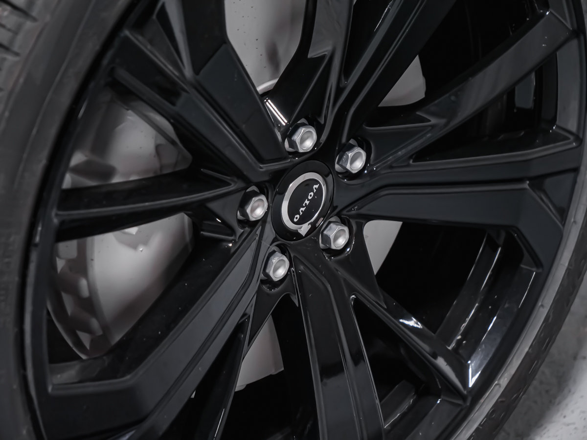 2026 Volvo XC60 Plug-in hybrid Ultra Black Edition-18