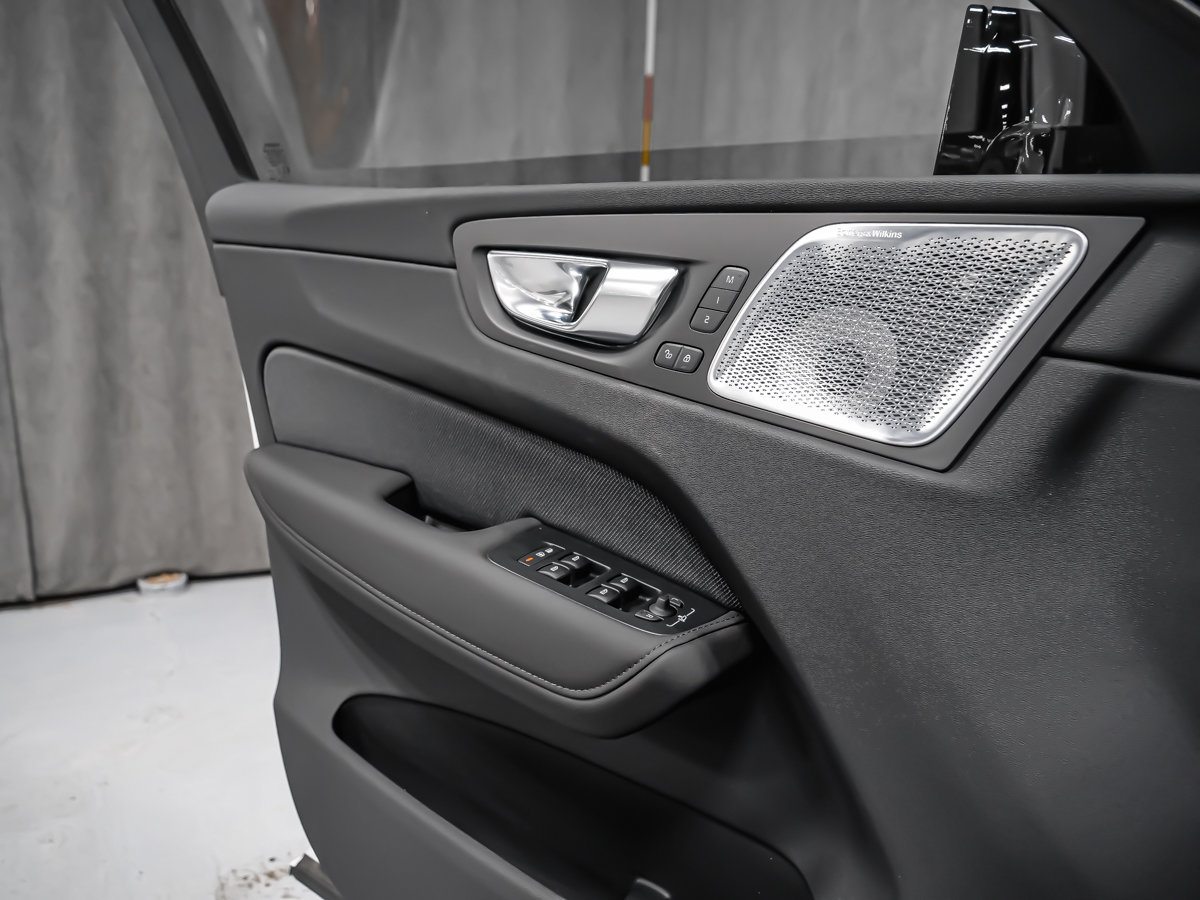 2026 Volvo XC60 Plug-in hybrid Ultra Black Edition-12