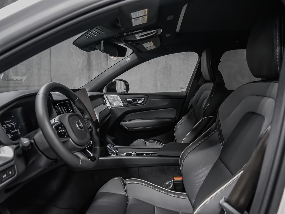 2026 Volvo XC60 Plug-in hybrid Ultra Black Edition-19