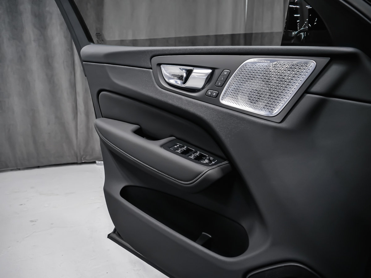 Volvo XC60 Plug-in hybrid Ultra Black Edition 2026-8