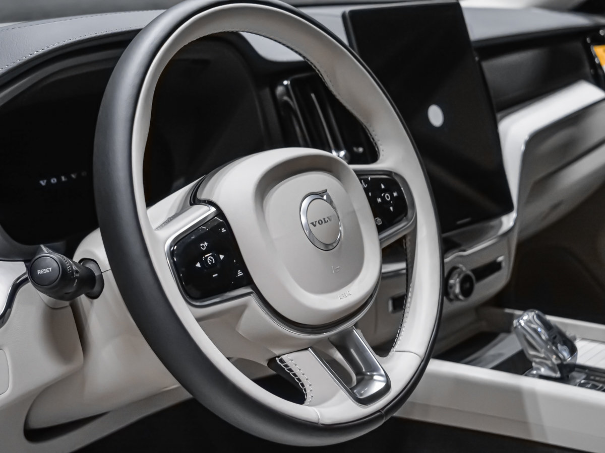 Volvo XC60 Plug-in hybrid Ultra (Dark Theme) 2027-7