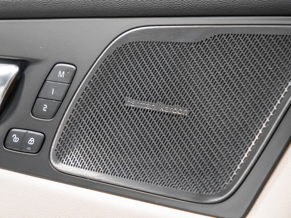 Volvo XC60 Plug-in hybrid Ultra (Dark Theme) 2027-9