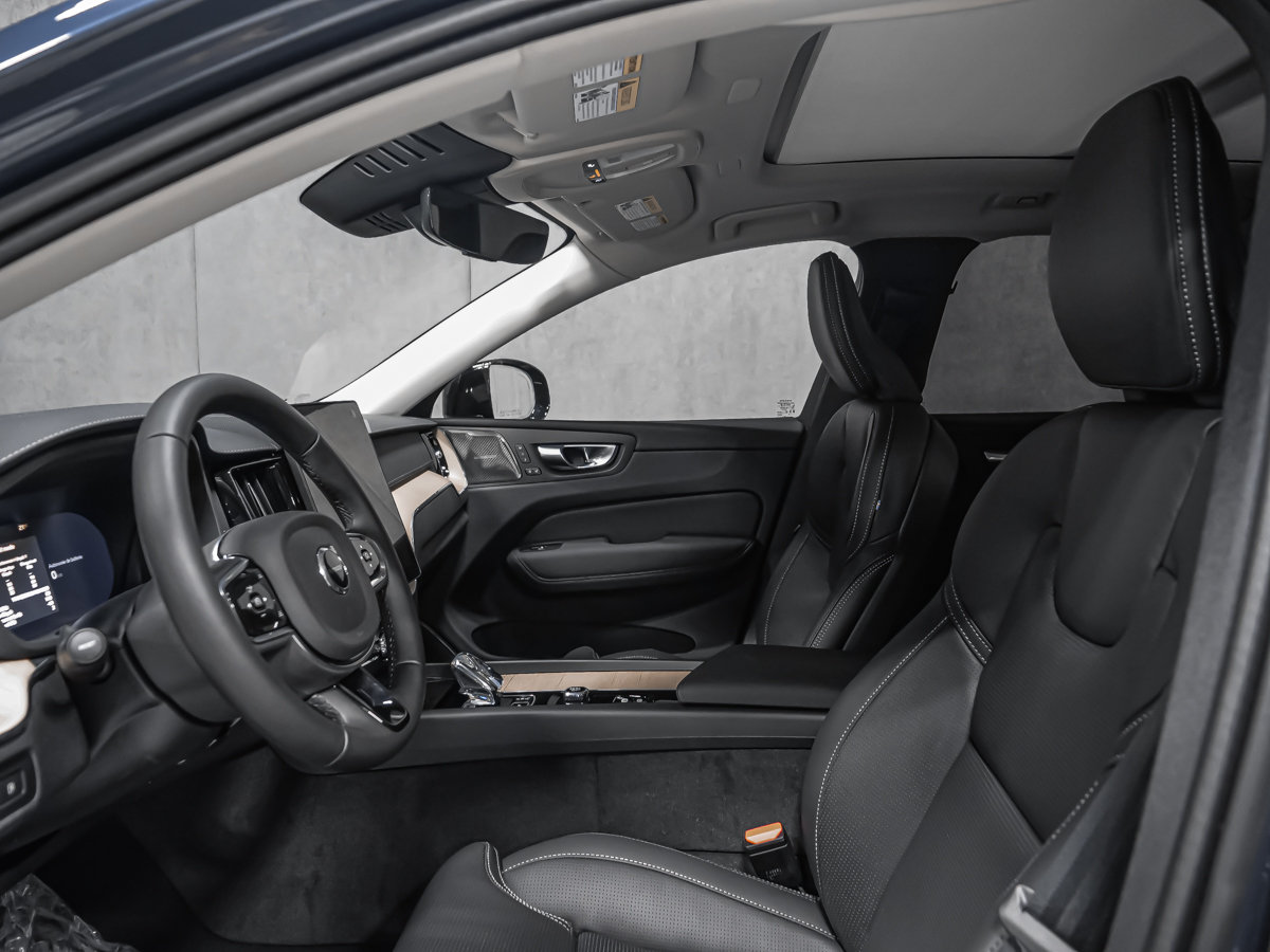 2027 Volvo XC60 Plug-in hybrid Ultra (Dark Theme)-10