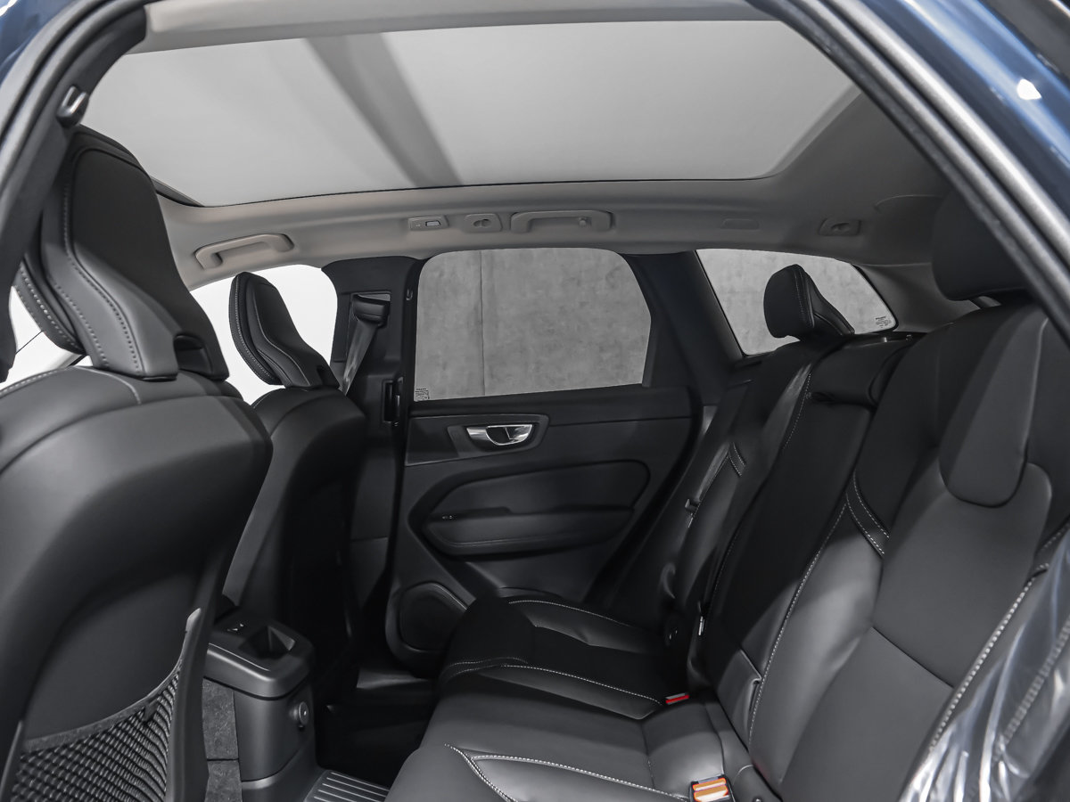 2027 Volvo XC60 Plug-in hybrid Ultra (Dark Theme)-11