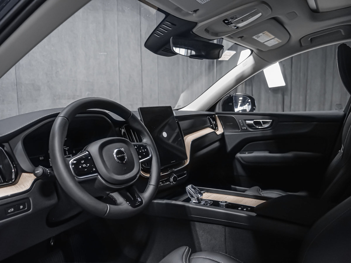 2027 Volvo XC60 Plug-in hybrid Ultra (Dark Theme)-5