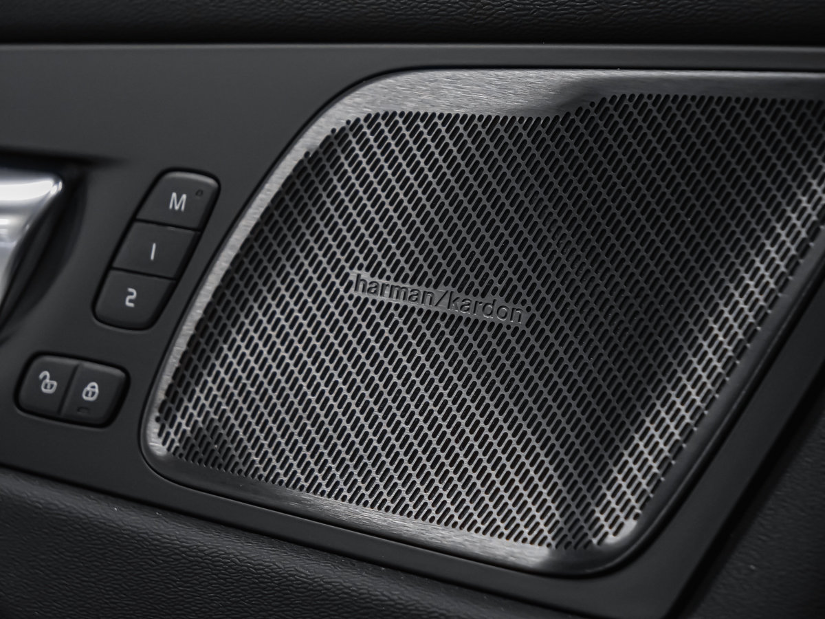 2027 Volvo XC60 Plug-in hybrid Ultra (Dark Theme)-9