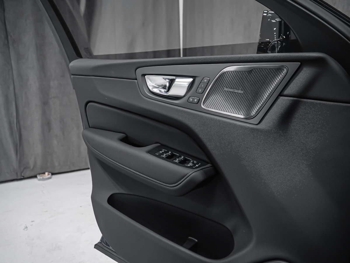2027 Volvo XC60 Plug-in hybrid Ultra (Dark Theme)-8