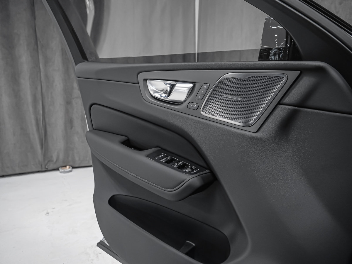 2027 Volvo XC60 Plug-in hybrid Ultra (Dark Theme)-8