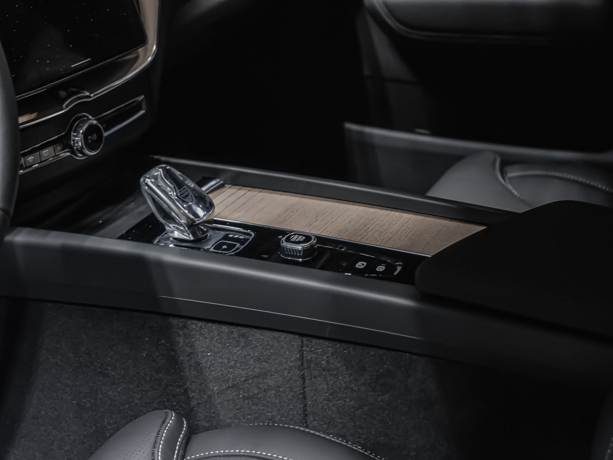2027 Volvo XC60 Plug-in hybrid Ultra (Dark Theme)-6