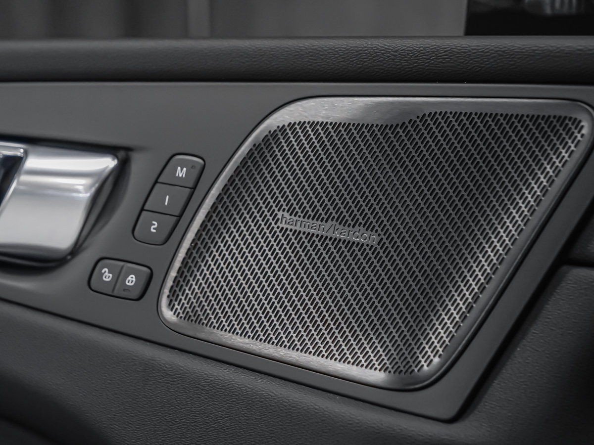 2027 Volvo XC60 Plug-in hybrid Ultra (Dark Theme)-9