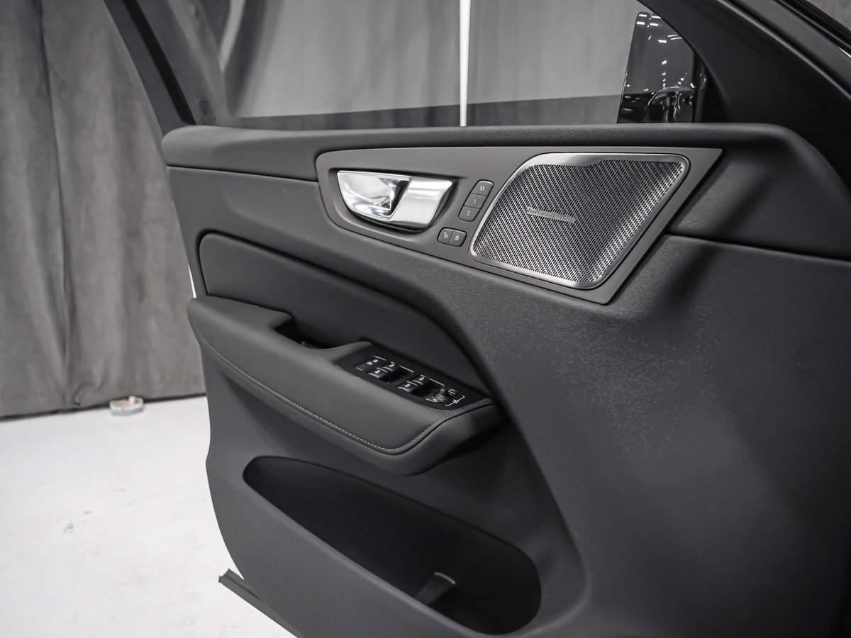 Volvo XC60 Plug-in hybrid Ultra (Dark Theme) 2027-8