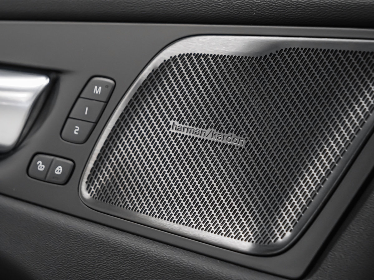 Volvo XC60 Plug-in hybrid Ultra (Dark Theme) 2027-9