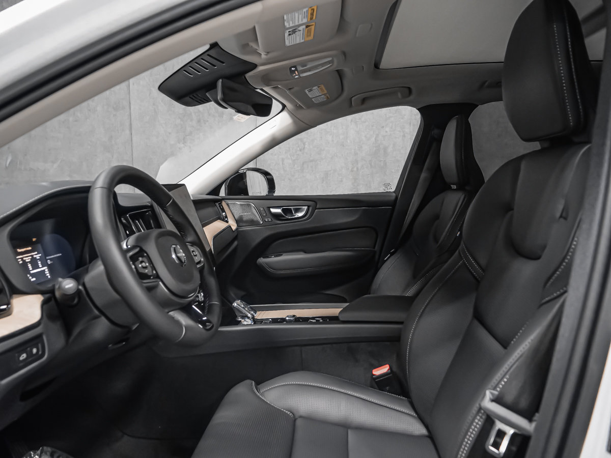 Volvo XC60 Plug-in hybrid Ultra (Dark Theme) 2027-10