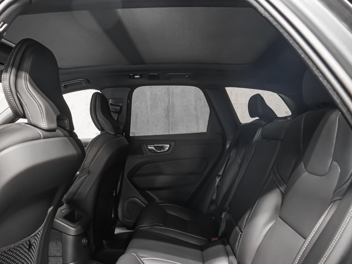 2027 Volvo XC60 Plug-in hybrid Ultra (Dark Theme)-11