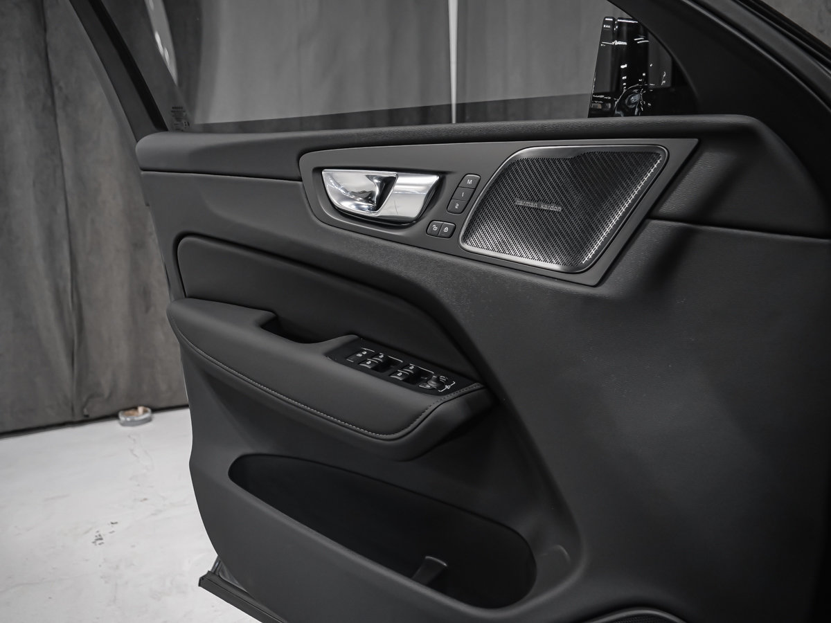 2027 Volvo XC60 Plug-in hybrid Ultra (Dark Theme)-8