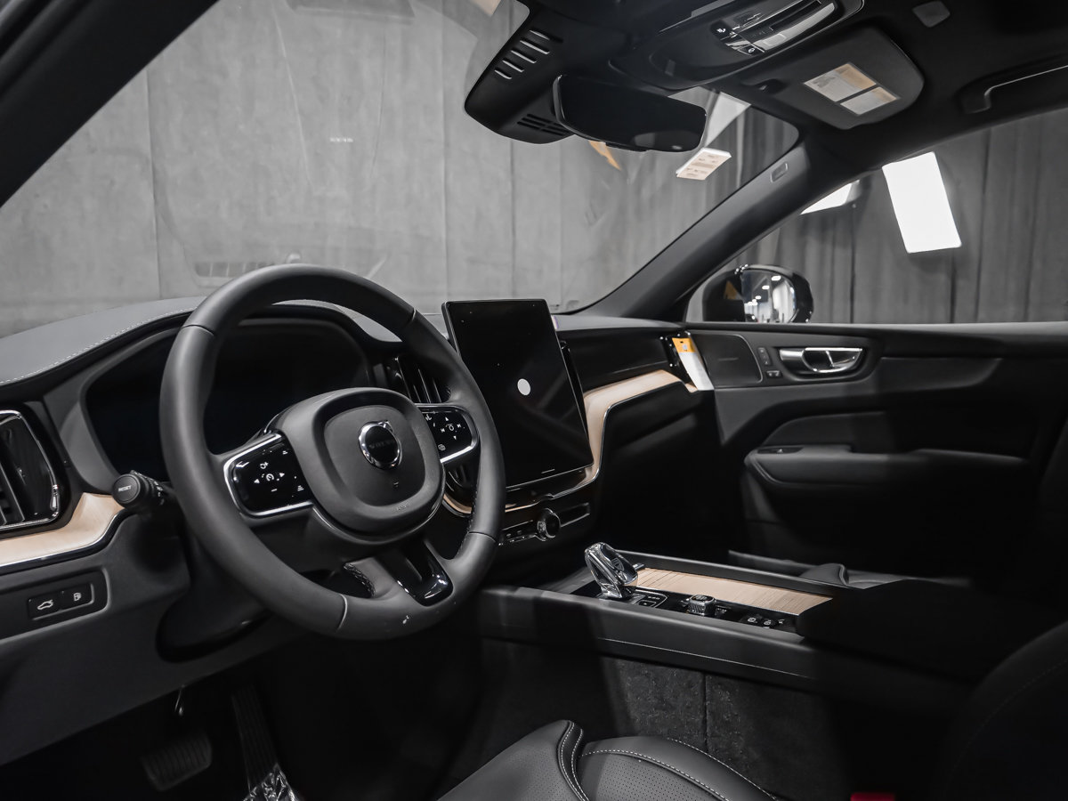 2027 Volvo XC60 Plug-in hybrid Ultra (Dark Theme)-5