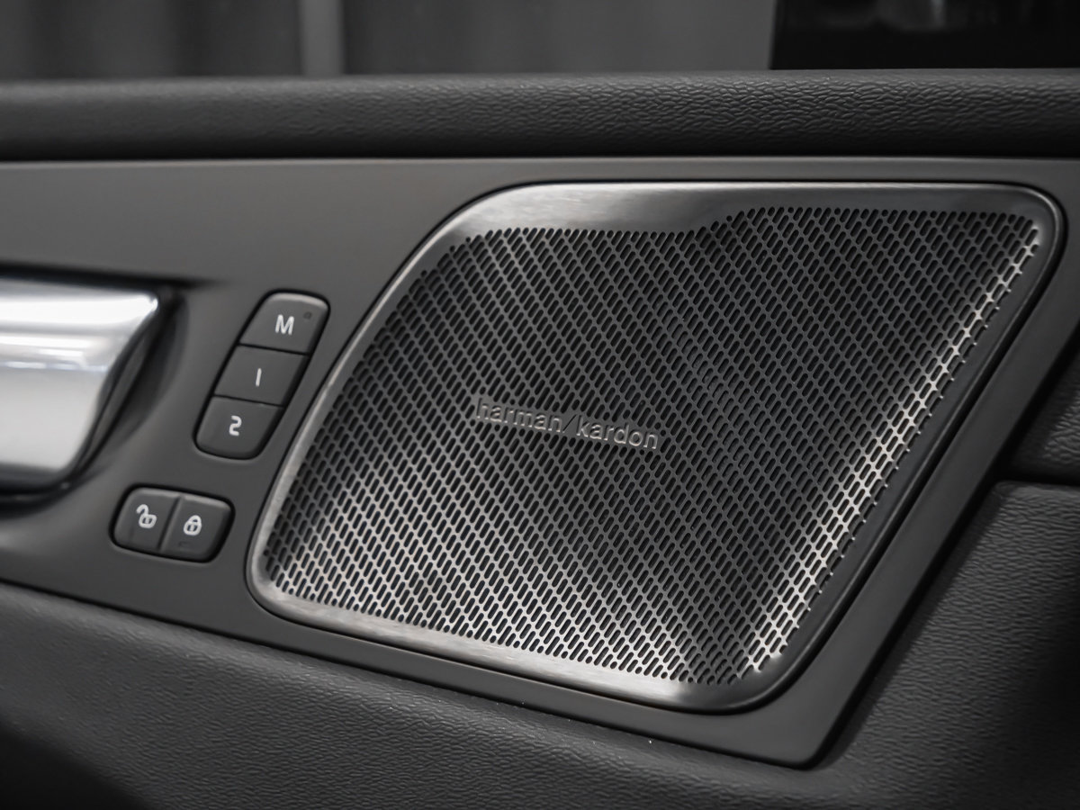 2027 Volvo XC60 Plug-in hybrid Ultra (Dark Theme)-9