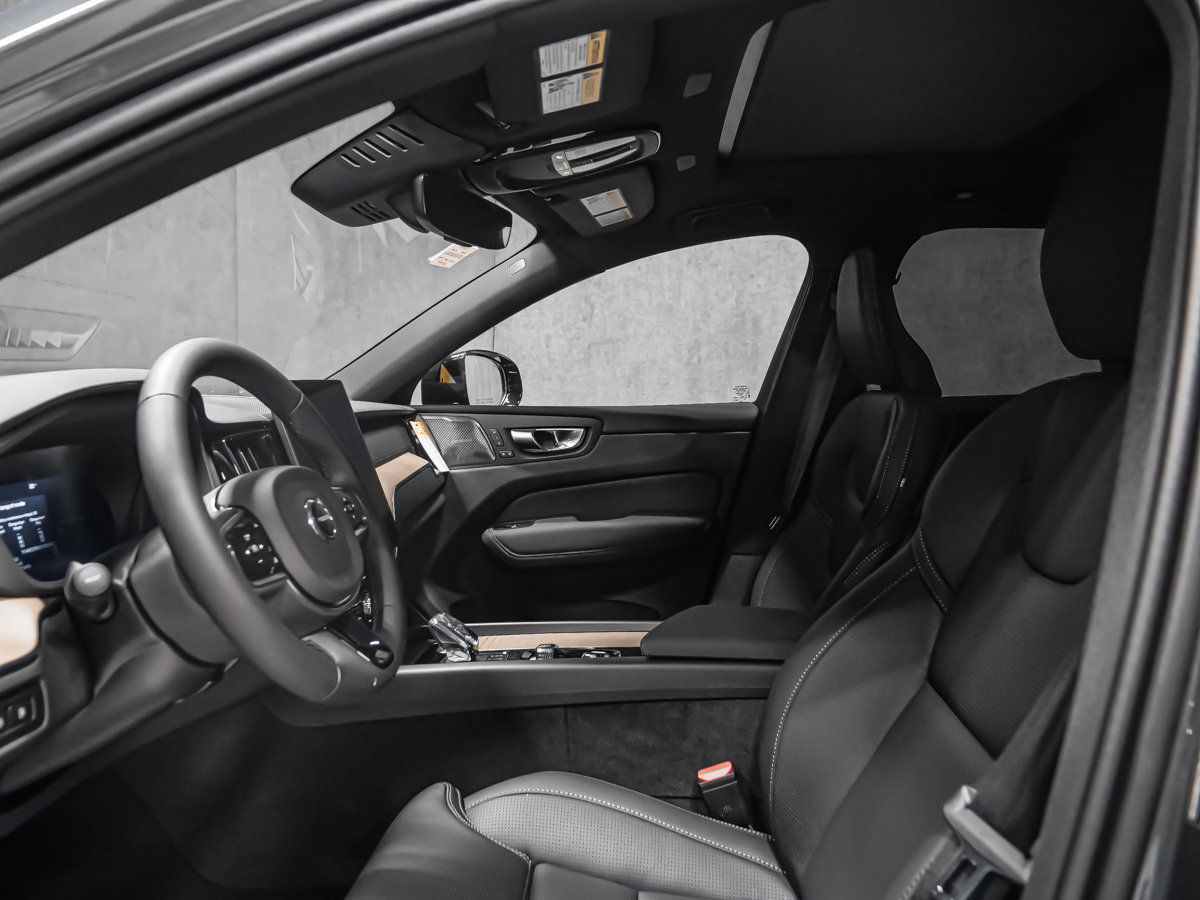 2027 Volvo XC60 Plug-in hybrid Ultra (Dark Theme)-10