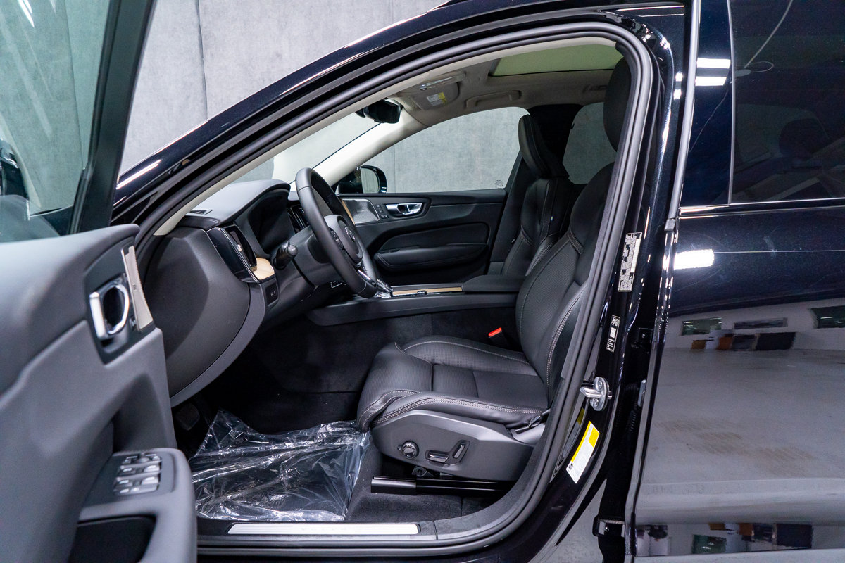 2027 Volvo XC60 Plug-in hybrid Ultra (Dark Theme)-18