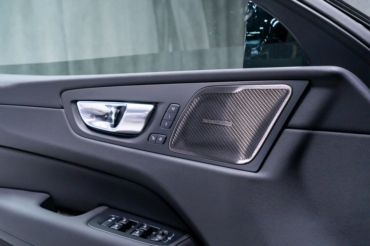 2027 Volvo XC60 Plug-in hybrid Ultra (Dark Theme)-15