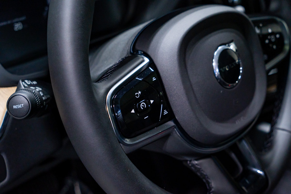 2027 Volvo XC60 Plug-in hybrid Ultra (Dark Theme)-9