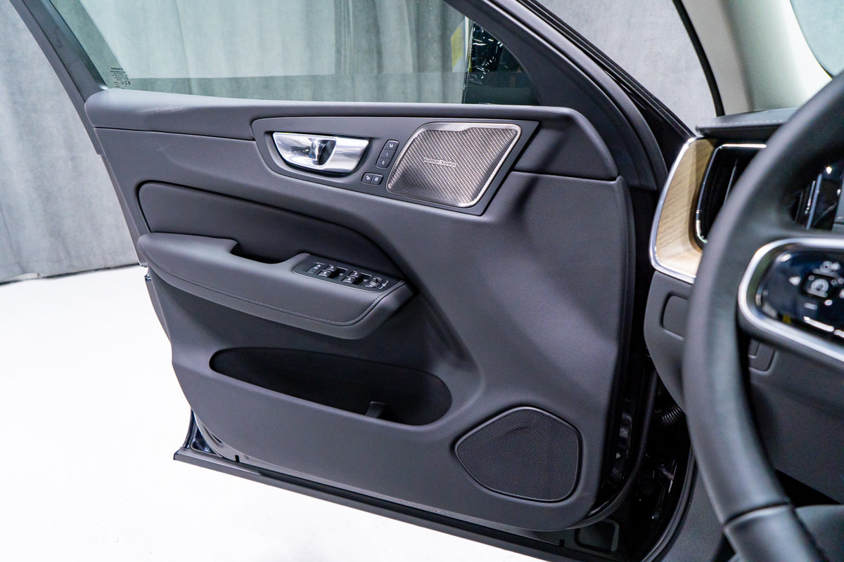 2027 Volvo XC60 Plug-in hybrid Ultra (Dark Theme)-14