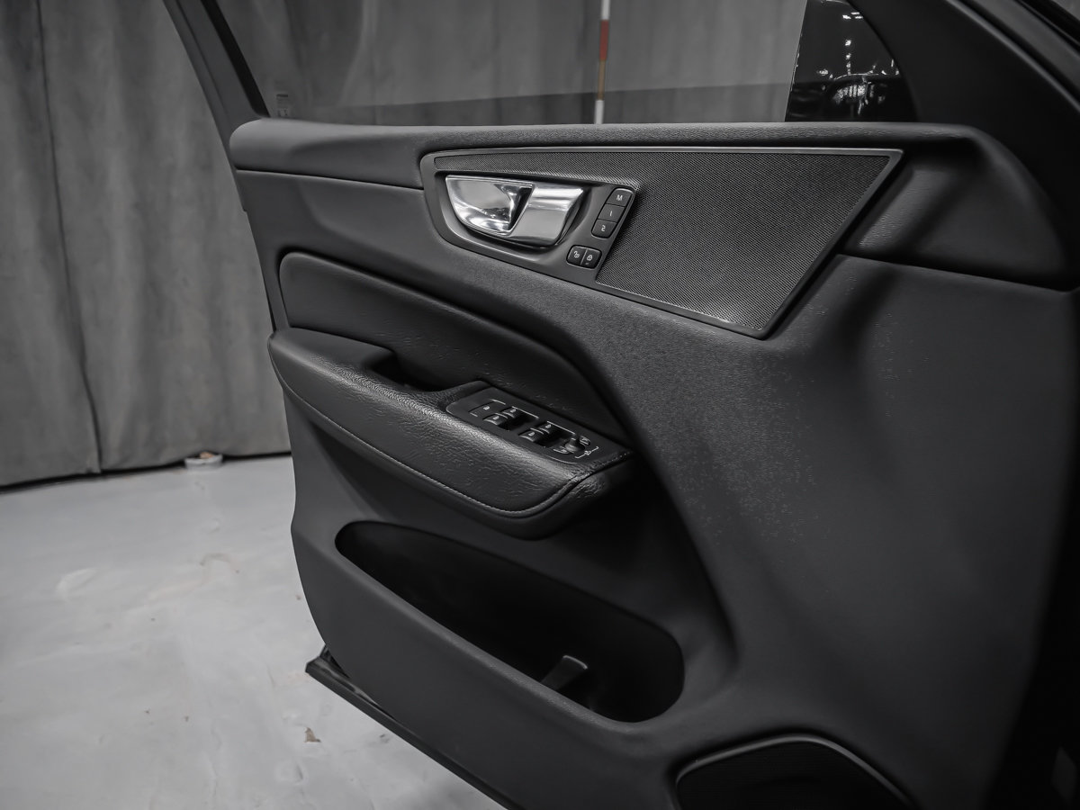 2022 Volvo XC60 Recharge INSCRIPTION EXPRESSION T8 AWD PLUG-IN HYBRID-9