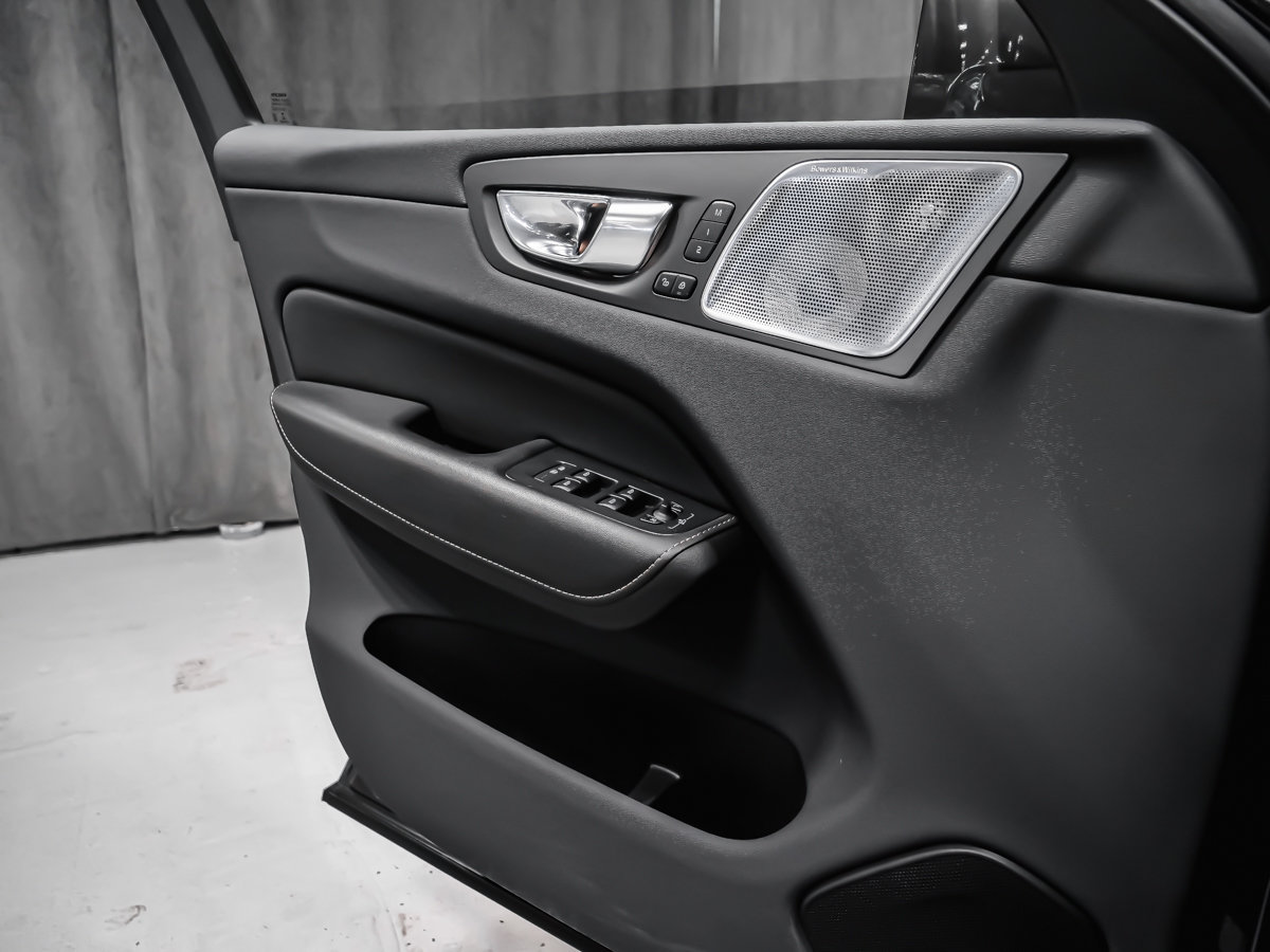 2022 Volvo XC60 Recharge T8 INSCRIPTION-9