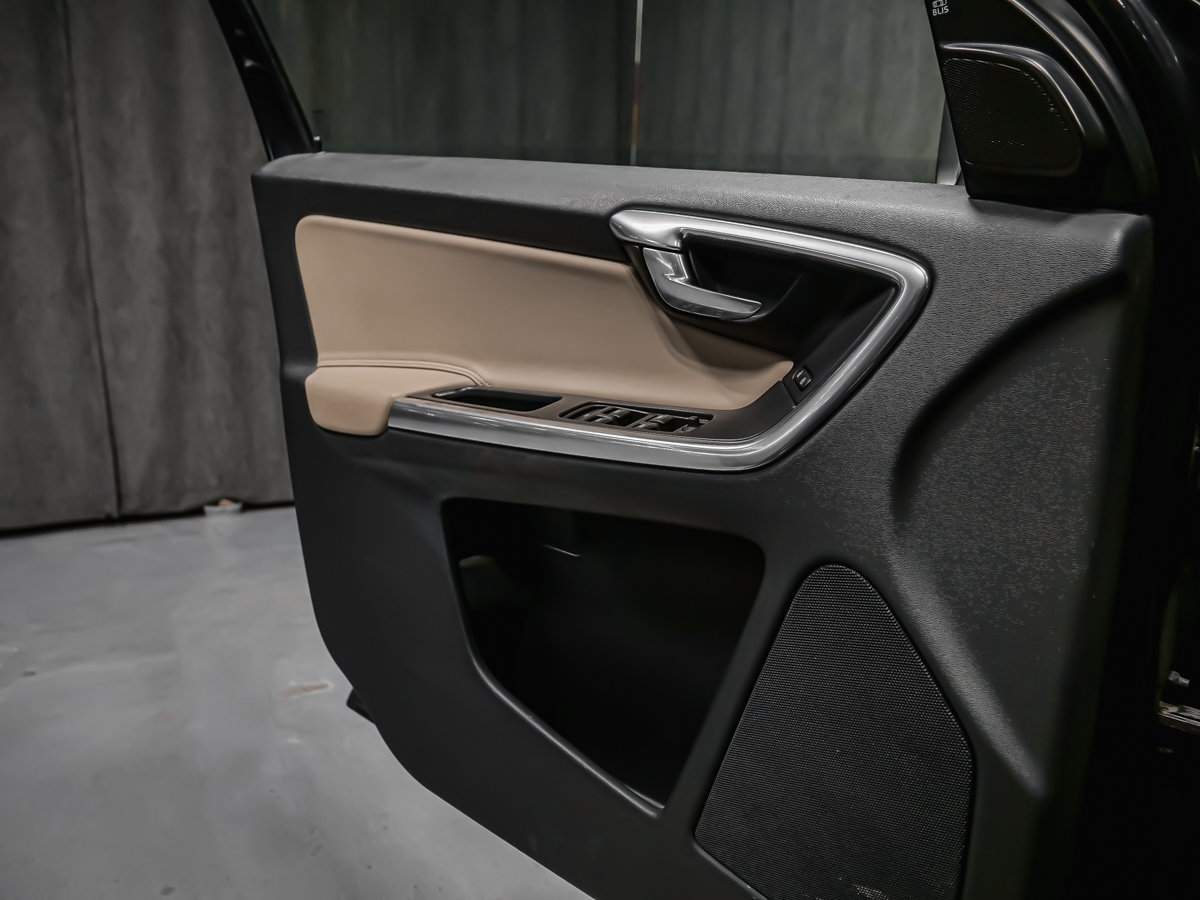 Volvo XC60 T6 AWD PREMIER PLUS VOLANT CHAUFFANT CAPTEUR ANGLE MORT TOIT OUVRANT 2015-10