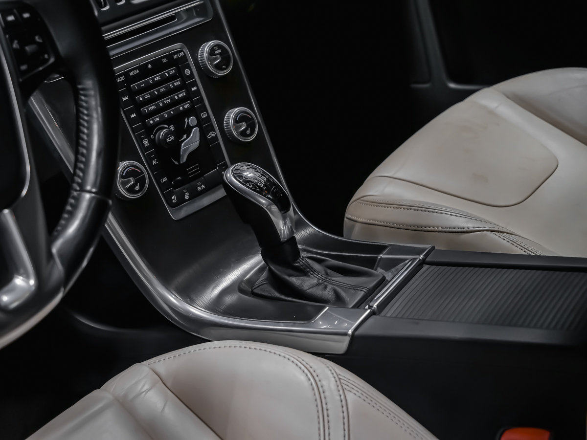 Volvo XC60 T6 AWD PREMIER PLUS VOLANT CHAUFFANT CAPTEUR ANGLE MORT TOIT OUVRANT 2015-7