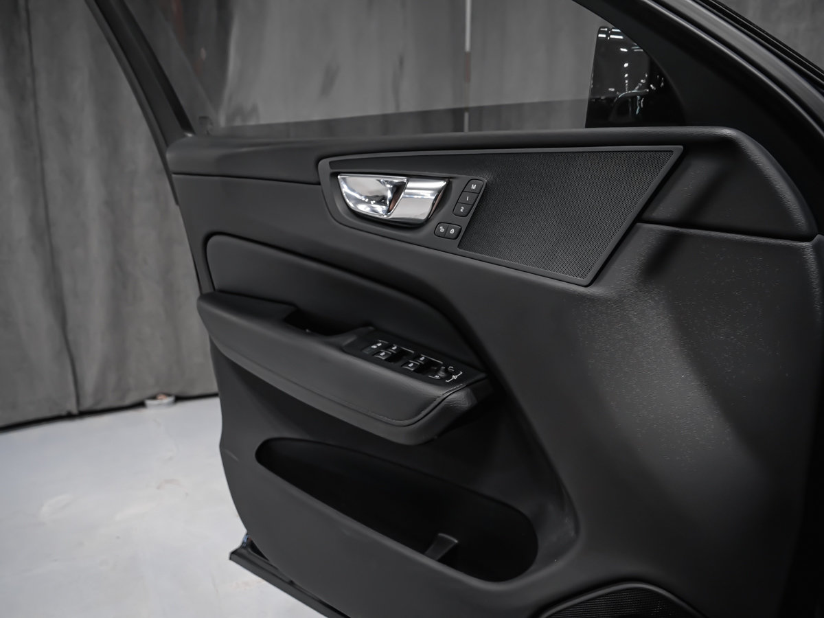 Volvo XC60 T6 MOMENTUM CLIMATE PACKAGE WITH HEATED WINDSHIELD 2018-7