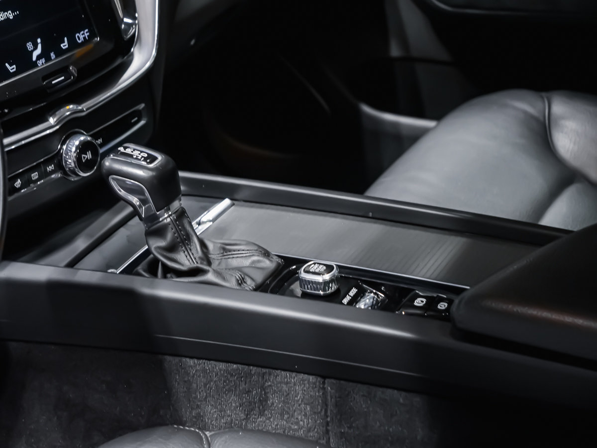 Volvo XC60 T6 MOMENTUM CLIMATE VISION HARMAN KARDON 2019-6