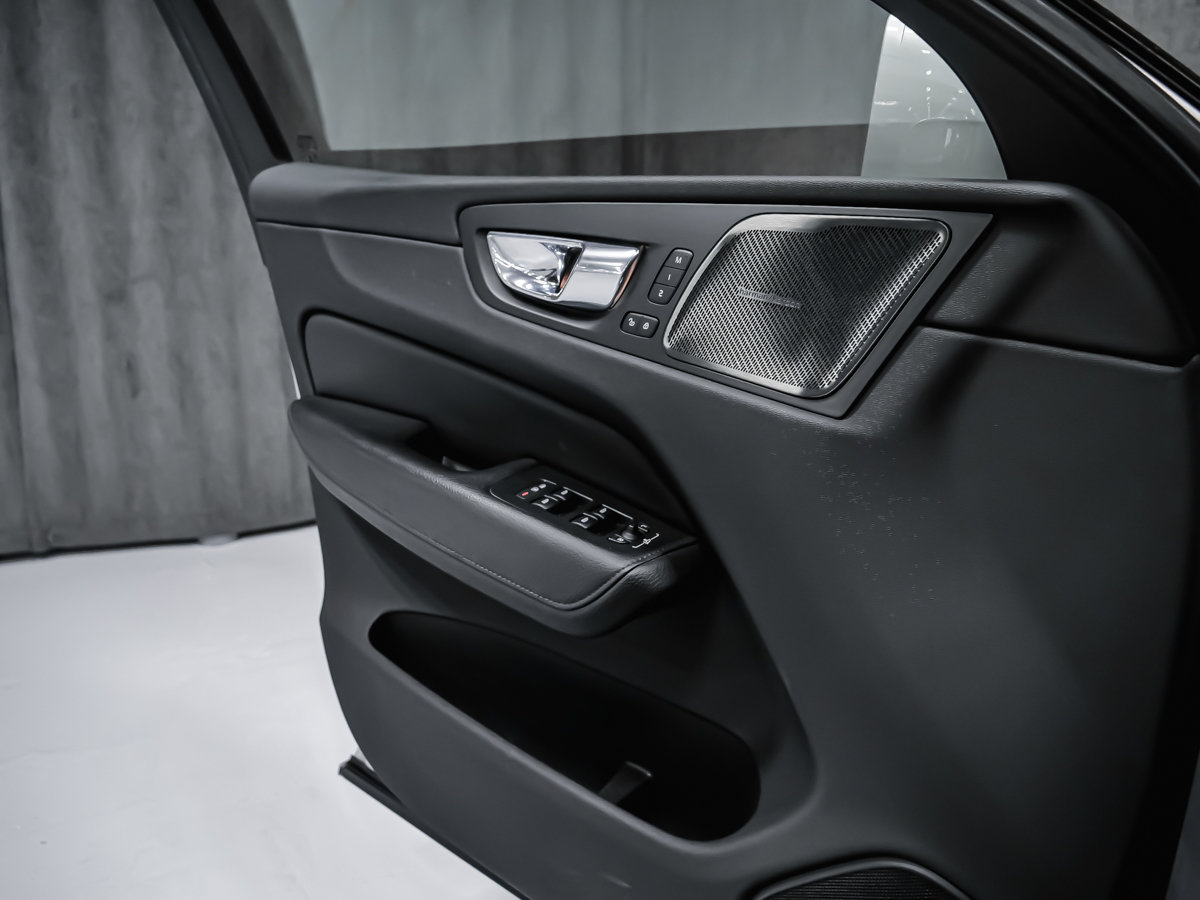 Volvo XC60 T6 MOMENTUM CLIMATE VISION HARMAN KARDON 2019-8