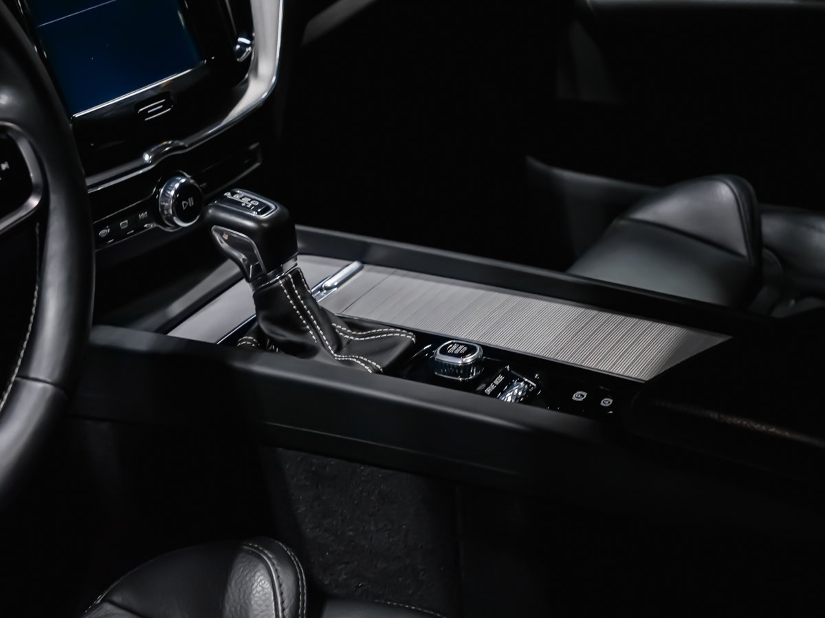 2020 Volvo XC60 R-Design-6