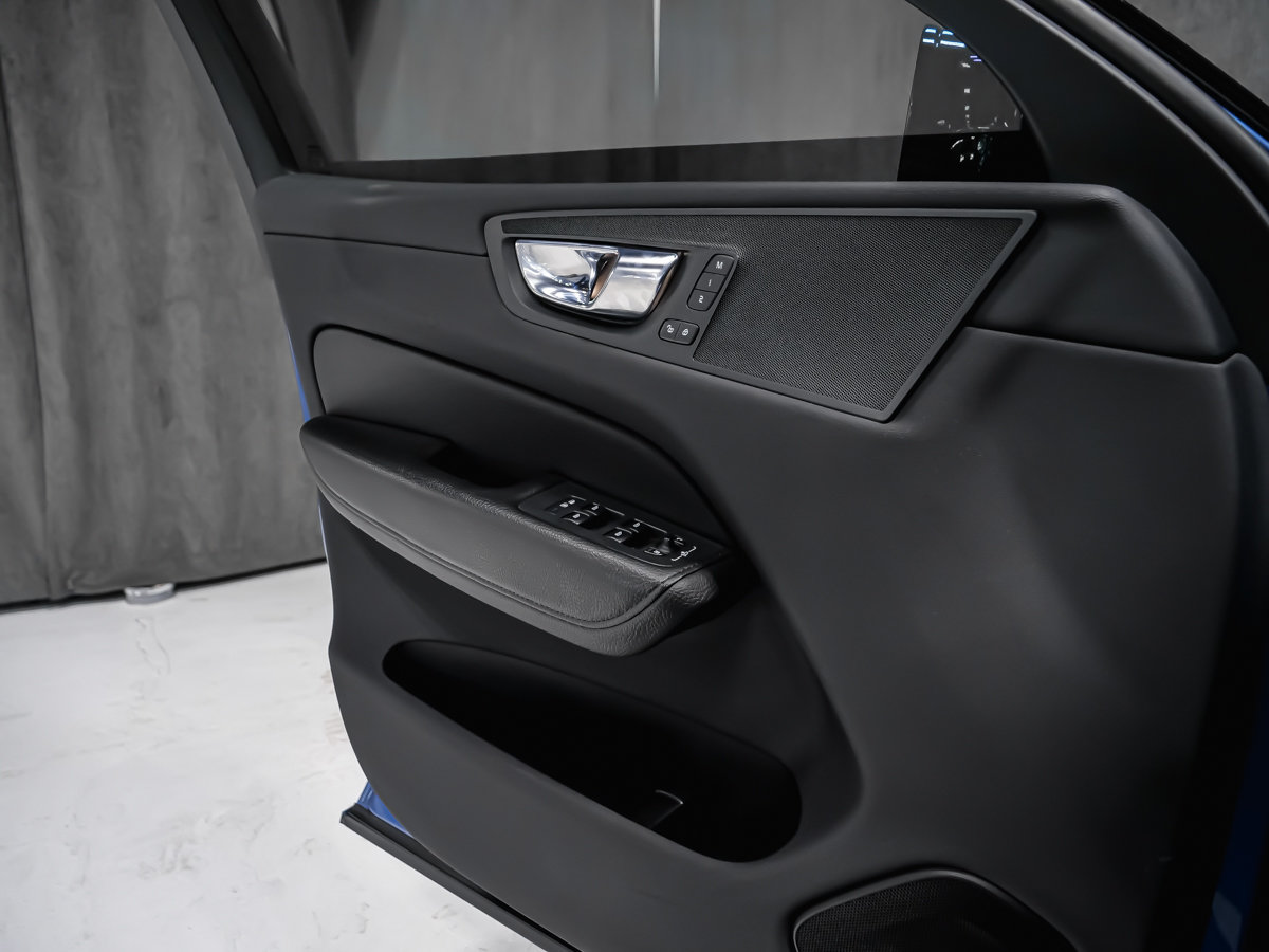 2020 Volvo XC60 R-Design-9