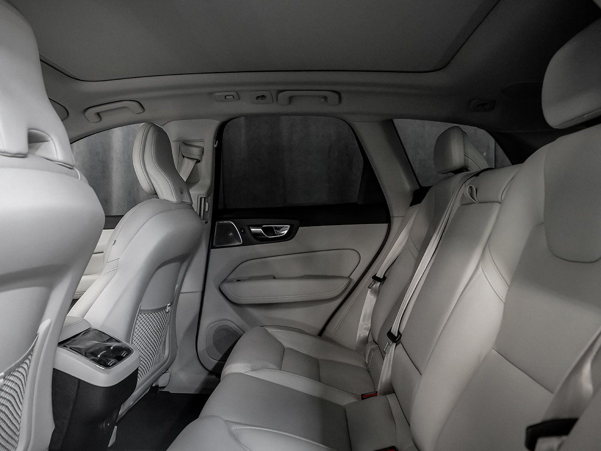 2022 Volvo XC60 B6 INSCRIPTION CLIMATE BOWERS & WILKINS-24