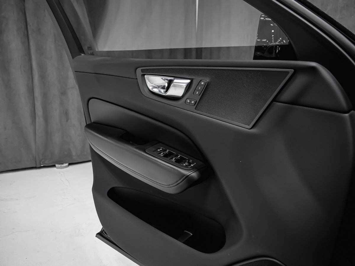 2022 Volvo XC60 B6 MOMENTUM CLIMATE PREMIUM-8