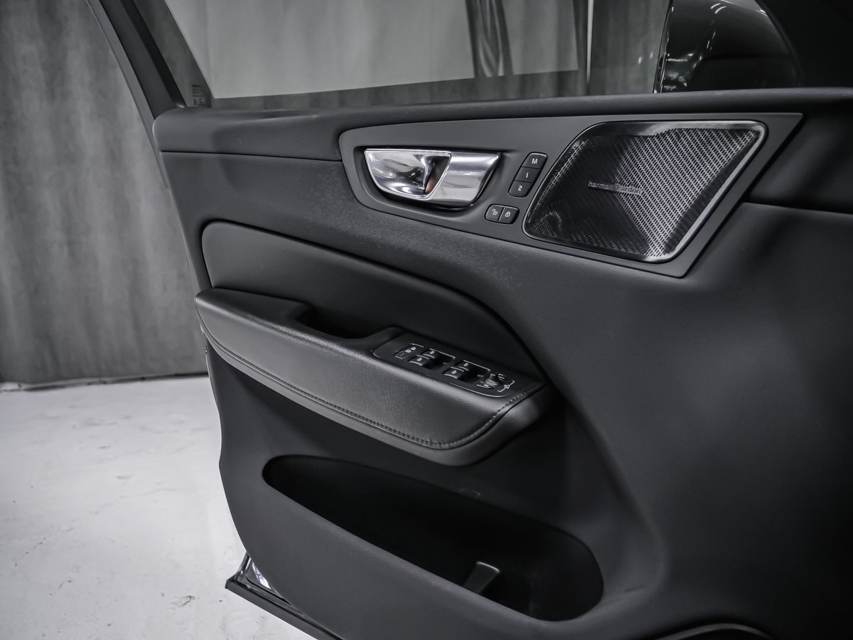 2022 Volvo XC60 B6 MOMENTUM-9