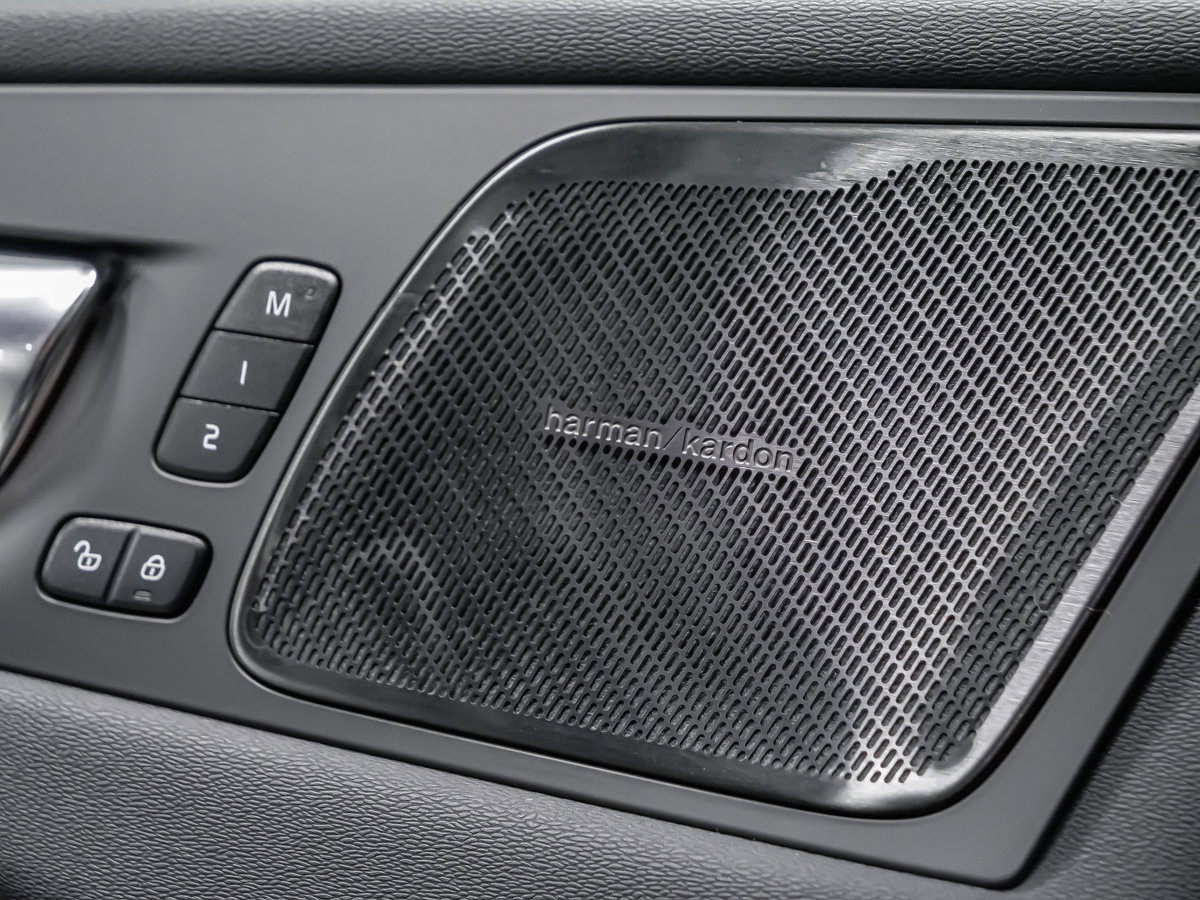 2022 Volvo XC60 B6 MOMENTUM-10