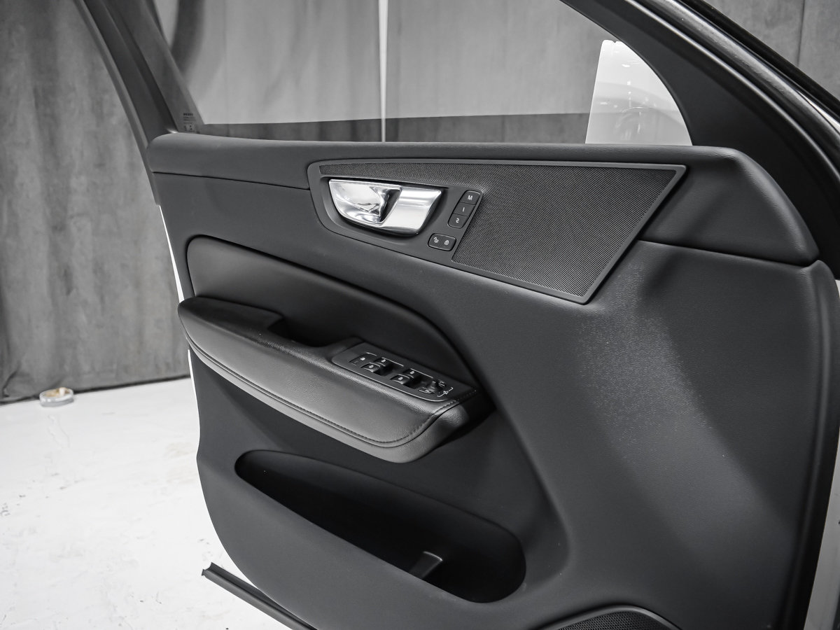 2022 Volvo XC60 B6 MOMENTUM CLIMATE-12