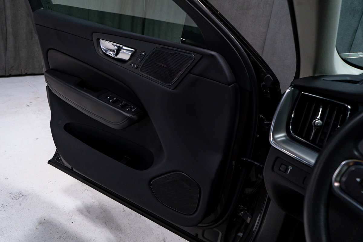 Volvo XC60 B5 MOMENTUM HARMAN KARDON 2022-11