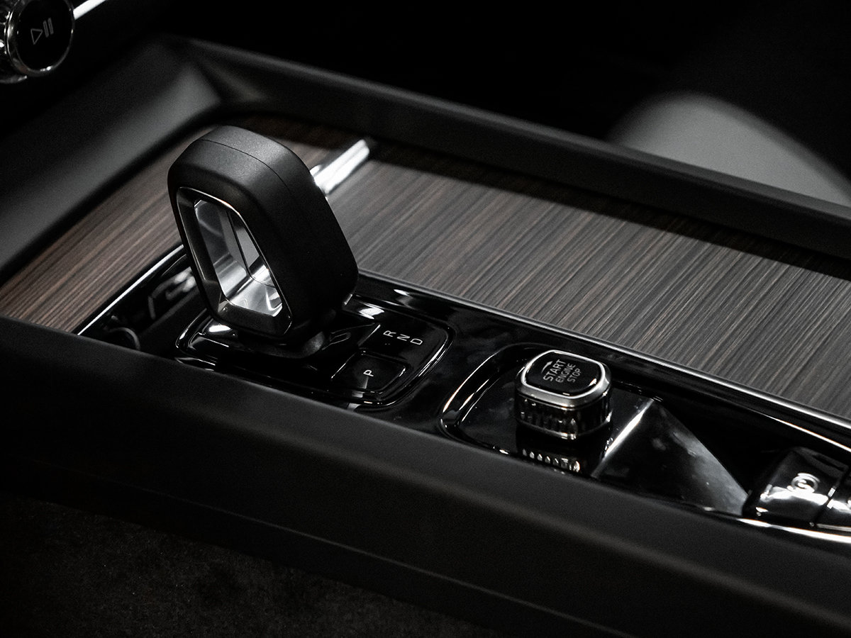 2023 Volvo XC60 PLUS DARK THEME-12