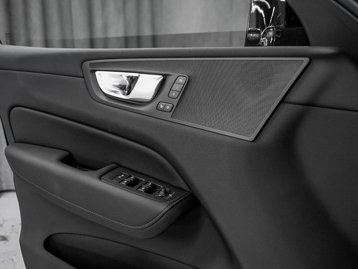 2023 Volvo XC60 PLUS DARK THEME-19