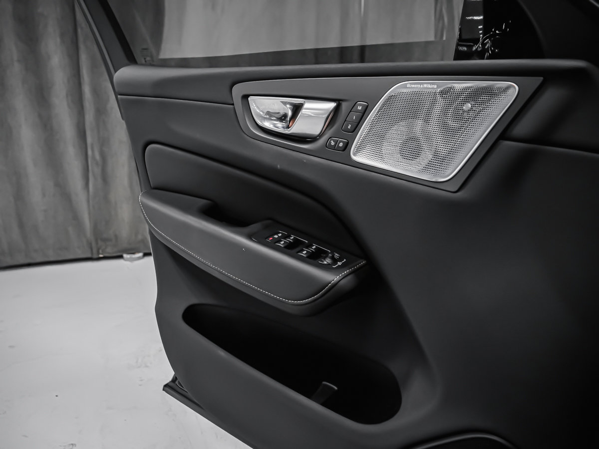 Volvo XC60 ULTIMATE BRIGHT THEME 2023-8
