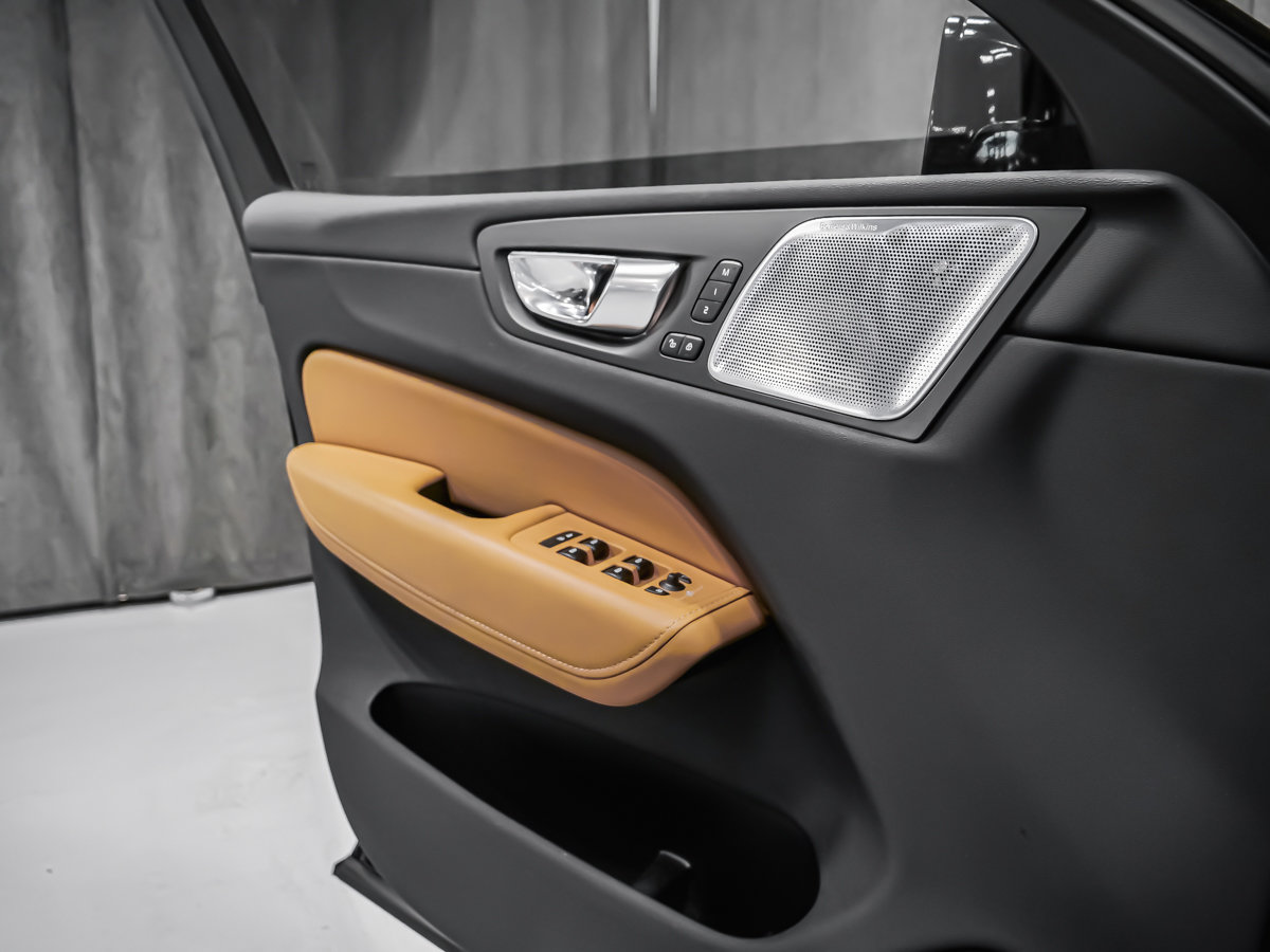 Volvo XC60 B6 AWD ULTIMATE BRIGHT THEME 2023-8