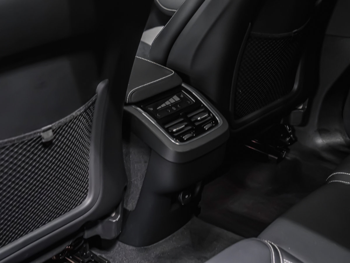 Volvo XC60 B6 ULTIMATE DARK 2023-14