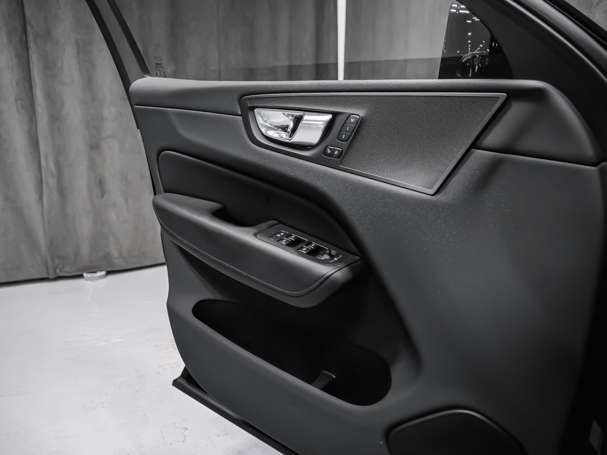 Volvo XC60 PLUS DARK THEME 2023-8
